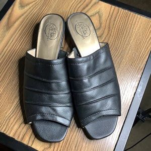 Women’s size 11 life stride slippers black